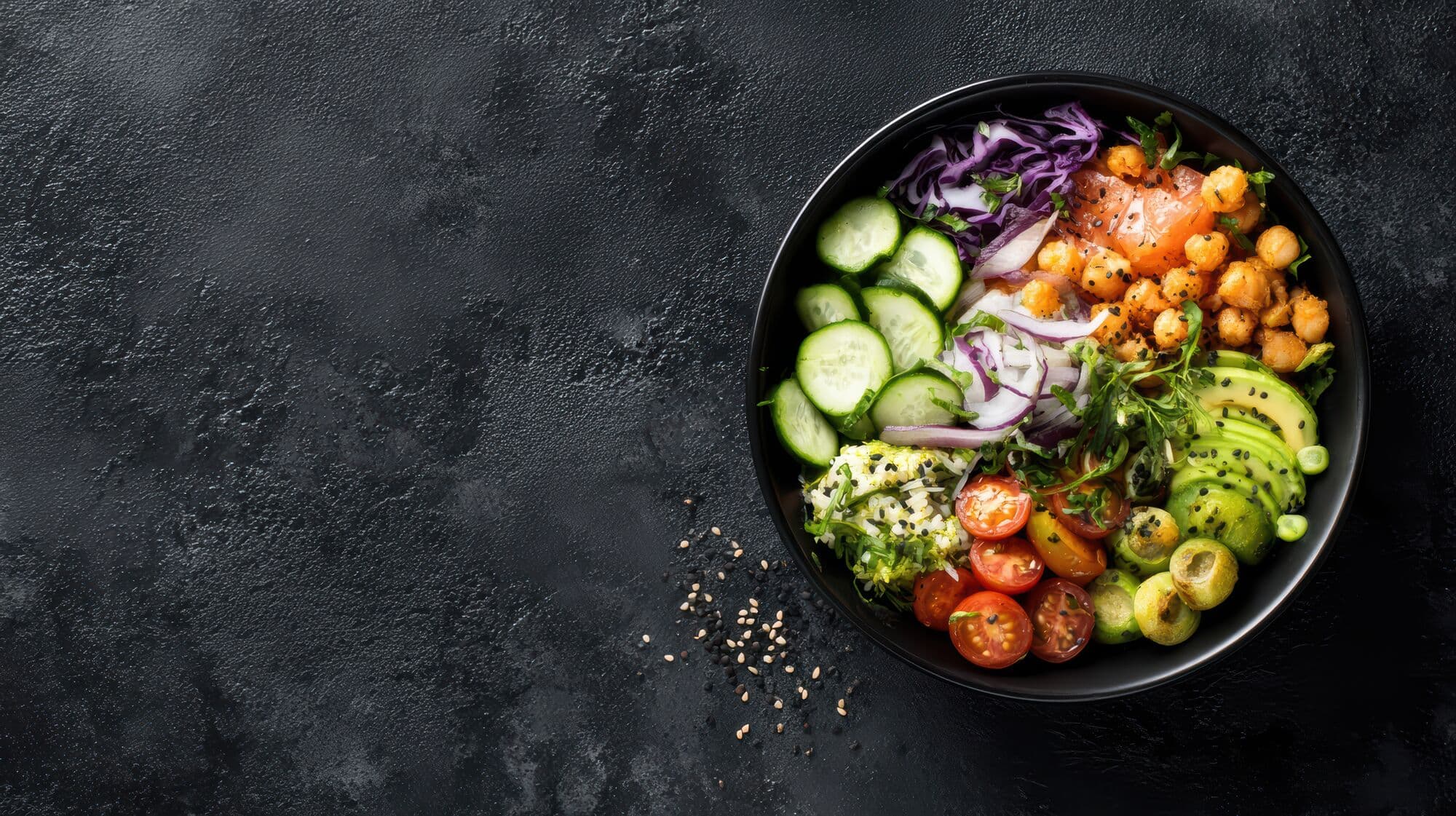 Plato balanceado con salmón, verduras y granos sobre fondo oscuro